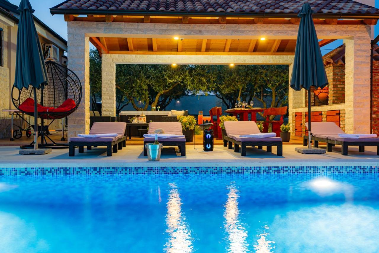 Villa Lorema-Pet Friendly On 5000 Sqm Garden,Pool, Jacuzzi, Billiard&Ps5 Sveti Filip i Jakov Exteriör bild