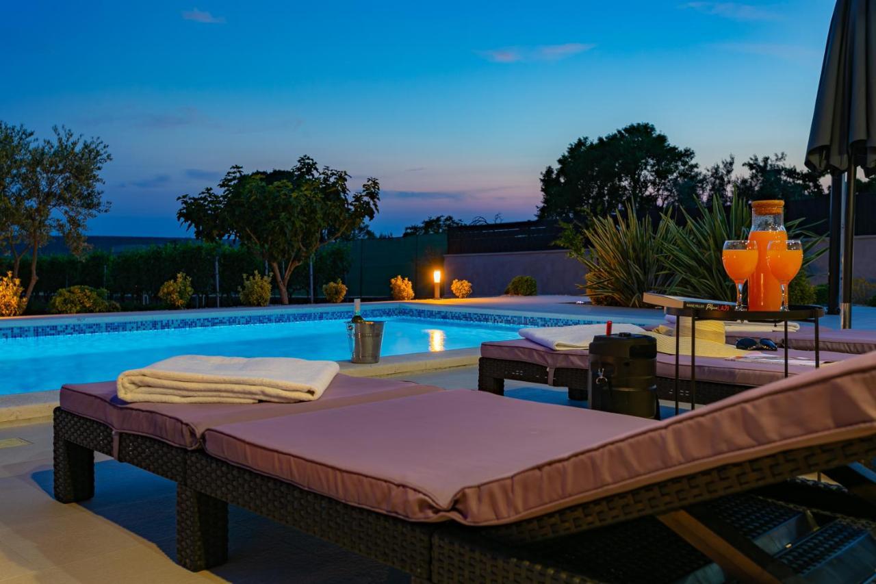 Villa Lorema-Pet Friendly On 5000 Sqm Garden,Pool, Jacuzzi, Billiard&Ps5 Sveti Filip i Jakov Exteriör bild