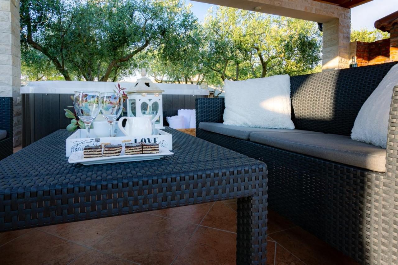 Villa Lorema-Pet Friendly On 5000 Sqm Garden,Pool, Jacuzzi, Billiard&Ps5 Sveti Filip i Jakov Exteriör bild