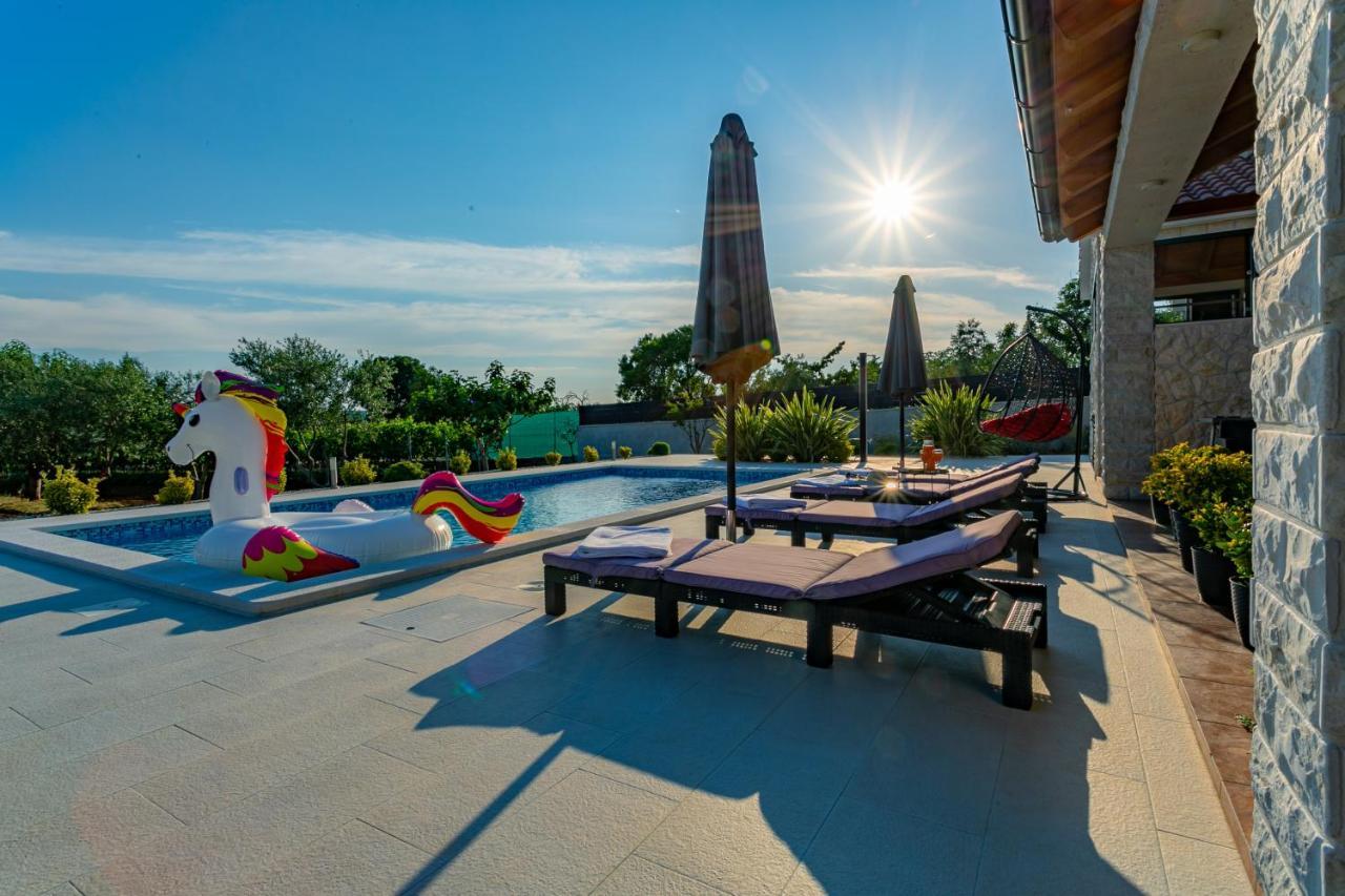 Villa Lorema-Pet Friendly On 5000 Sqm Garden,Pool, Jacuzzi, Billiard&Ps5 Sveti Filip i Jakov Exteriör bild
