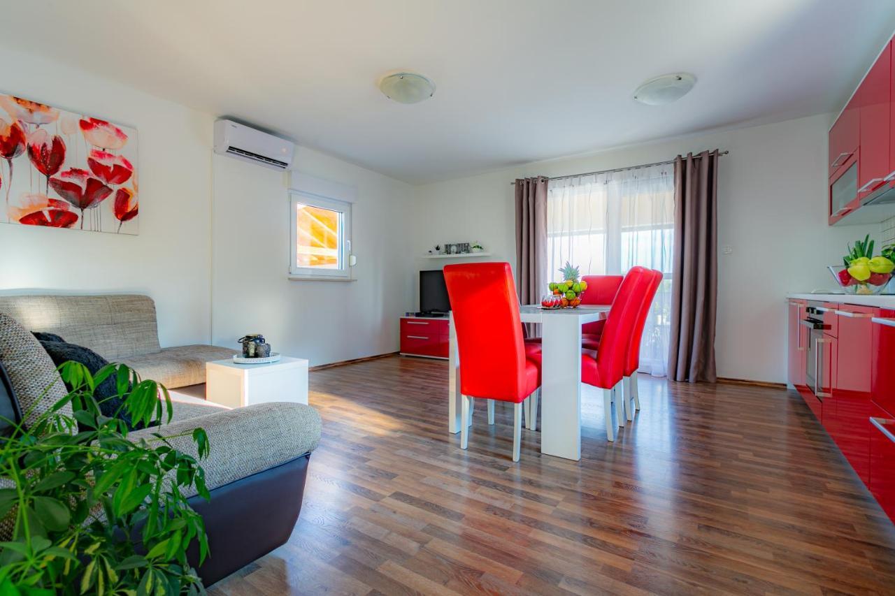 Villa Lorema-Pet Friendly On 5000 Sqm Garden,Pool, Jacuzzi, Billiard&Ps5 Sveti Filip i Jakov Exteriör bild