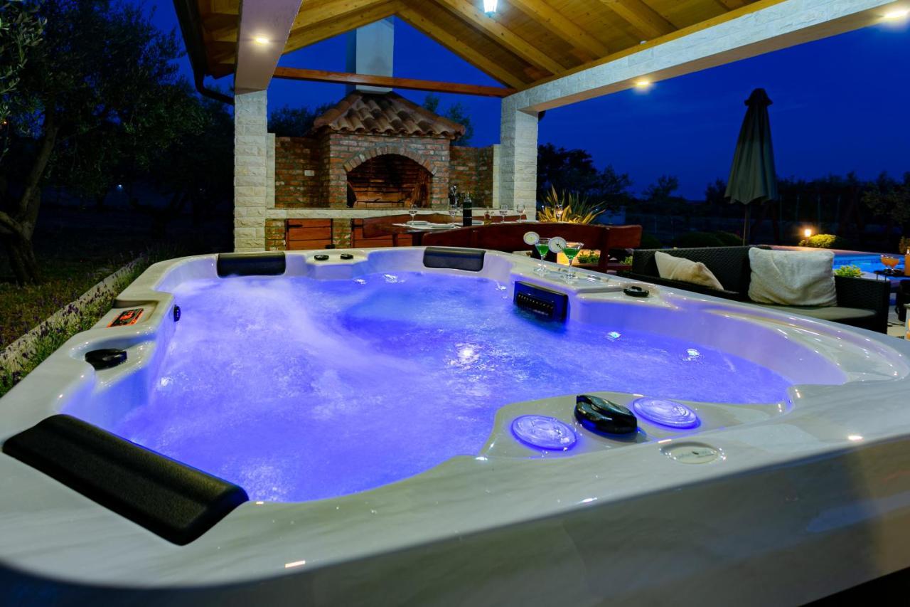 Villa Lorema-Pet Friendly On 5000 Sqm Garden,Pool, Jacuzzi, Billiard&Ps5 Sveti Filip i Jakov Exteriör bild