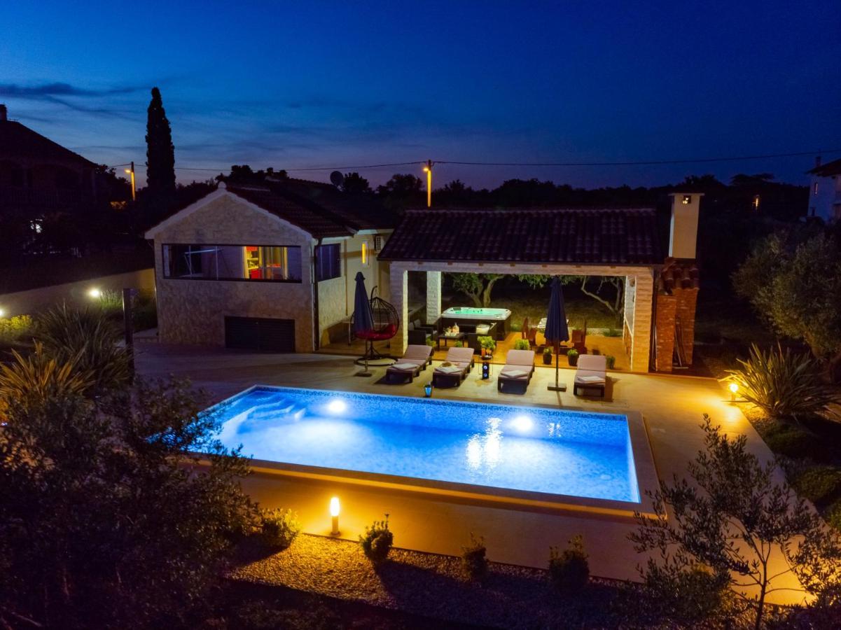 Villa Lorema-Pet Friendly On 5000 Sqm Garden,Pool, Jacuzzi, Billiard&Ps5 Sveti Filip i Jakov Exteriör bild