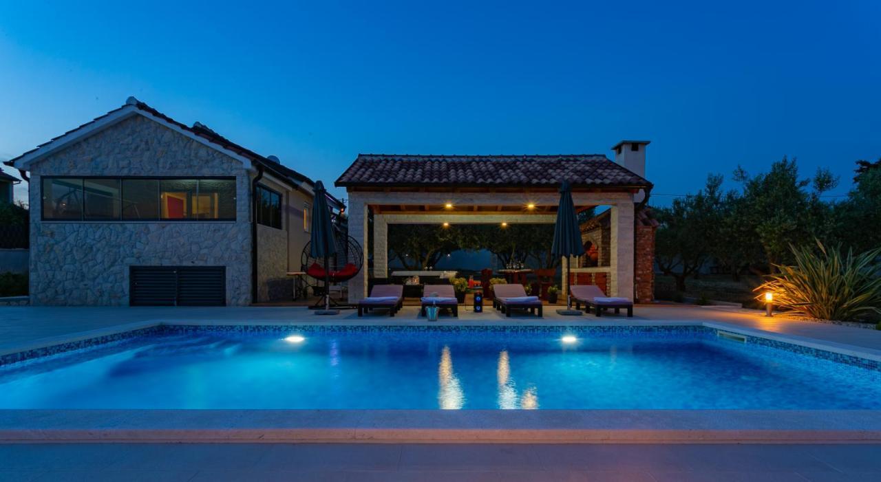 Villa Lorema-Pet Friendly On 5000 Sqm Garden,Pool, Jacuzzi, Billiard&Ps5 Sveti Filip i Jakov Exteriör bild