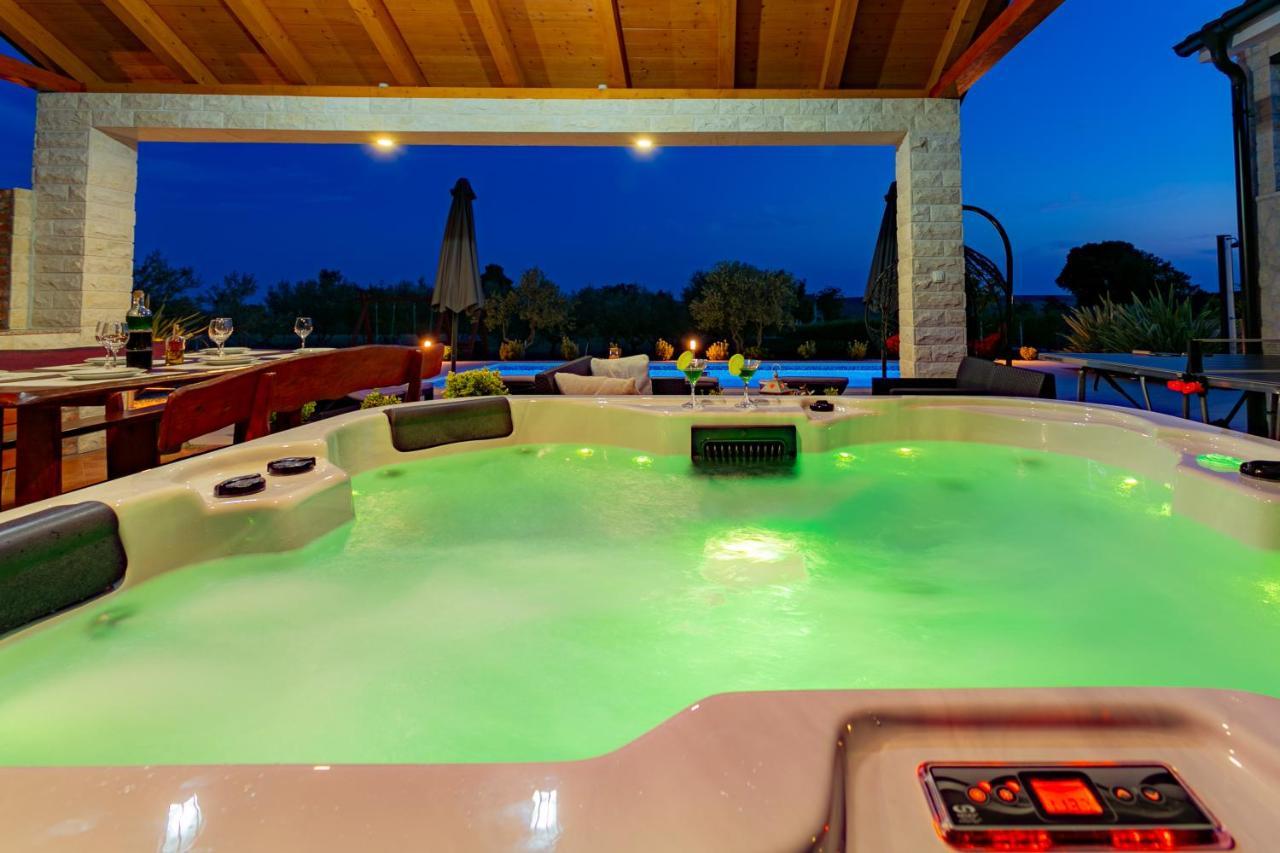 Villa Lorema-Pet Friendly On 5000 Sqm Garden,Pool, Jacuzzi, Billiard&Ps5 Sveti Filip i Jakov Exteriör bild