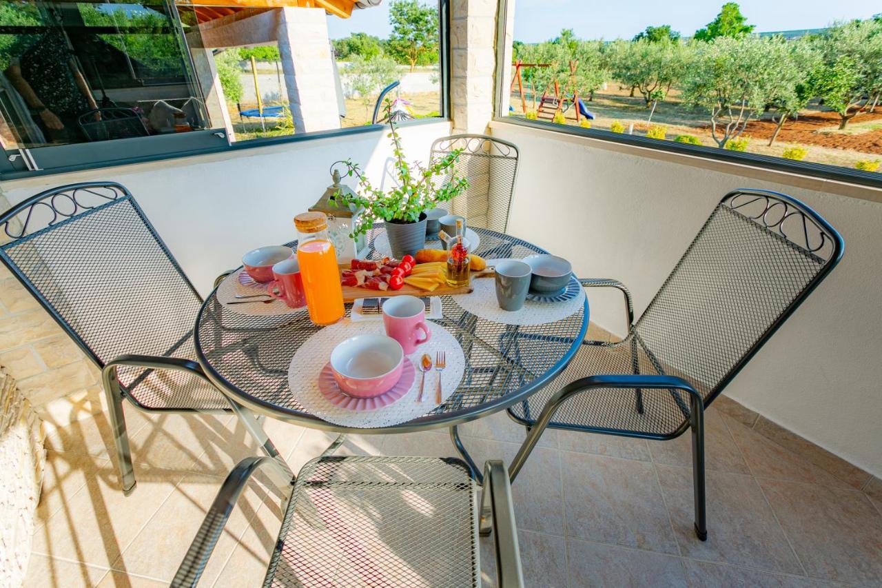 Villa Lorema-Pet Friendly On 5000 Sqm Garden,Pool, Jacuzzi, Billiard&Ps5 Sveti Filip i Jakov Exteriör bild
