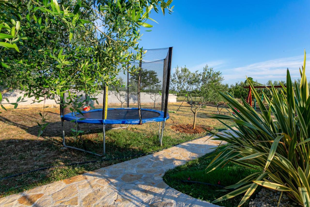 Villa Lorema-Pet Friendly On 5000 Sqm Garden,Pool, Jacuzzi, Billiard&Ps5 Sveti Filip i Jakov Exteriör bild