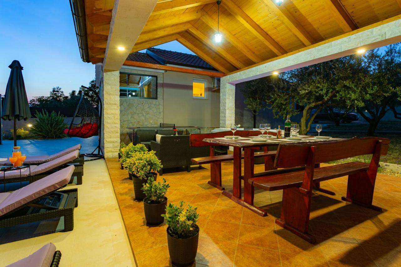 Villa Lorema-Pet Friendly On 5000 Sqm Garden,Pool, Jacuzzi, Billiard&Ps5 Sveti Filip i Jakov Exteriör bild