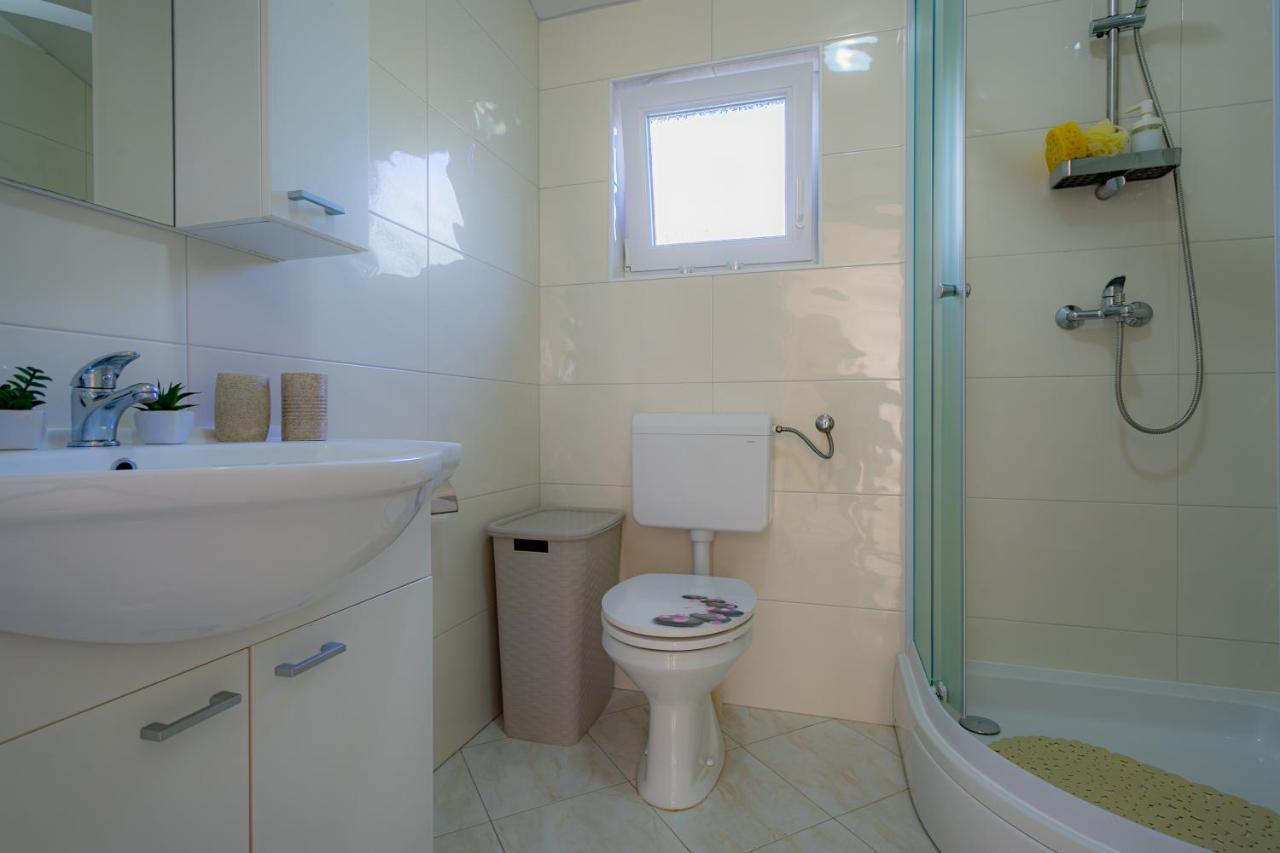 Villa Lorema-Pet Friendly On 5000 Sqm Garden,Pool, Jacuzzi, Billiard&Ps5 Sveti Filip i Jakov Exteriör bild