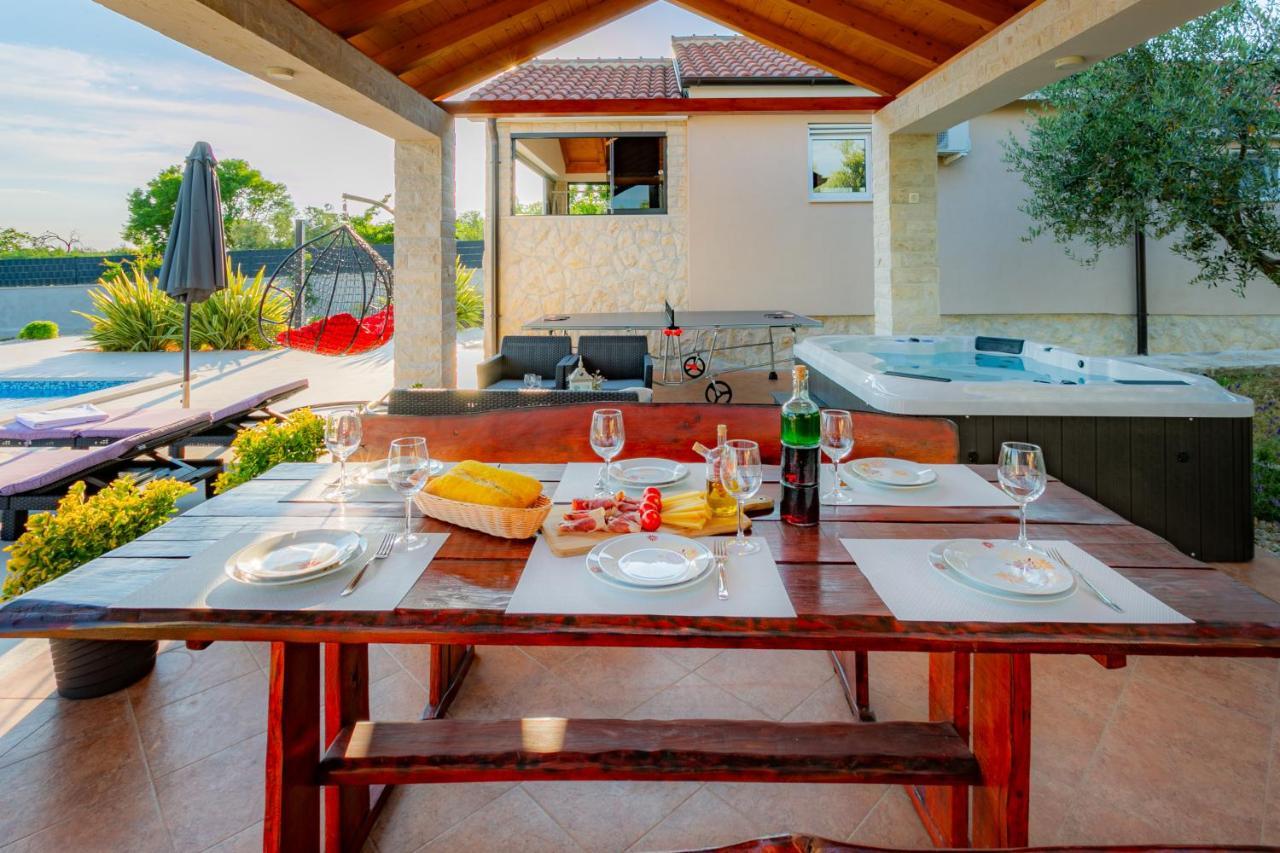 Villa Lorema-Pet Friendly On 5000 Sqm Garden,Pool, Jacuzzi, Billiard&Ps5 Sveti Filip i Jakov Exteriör bild