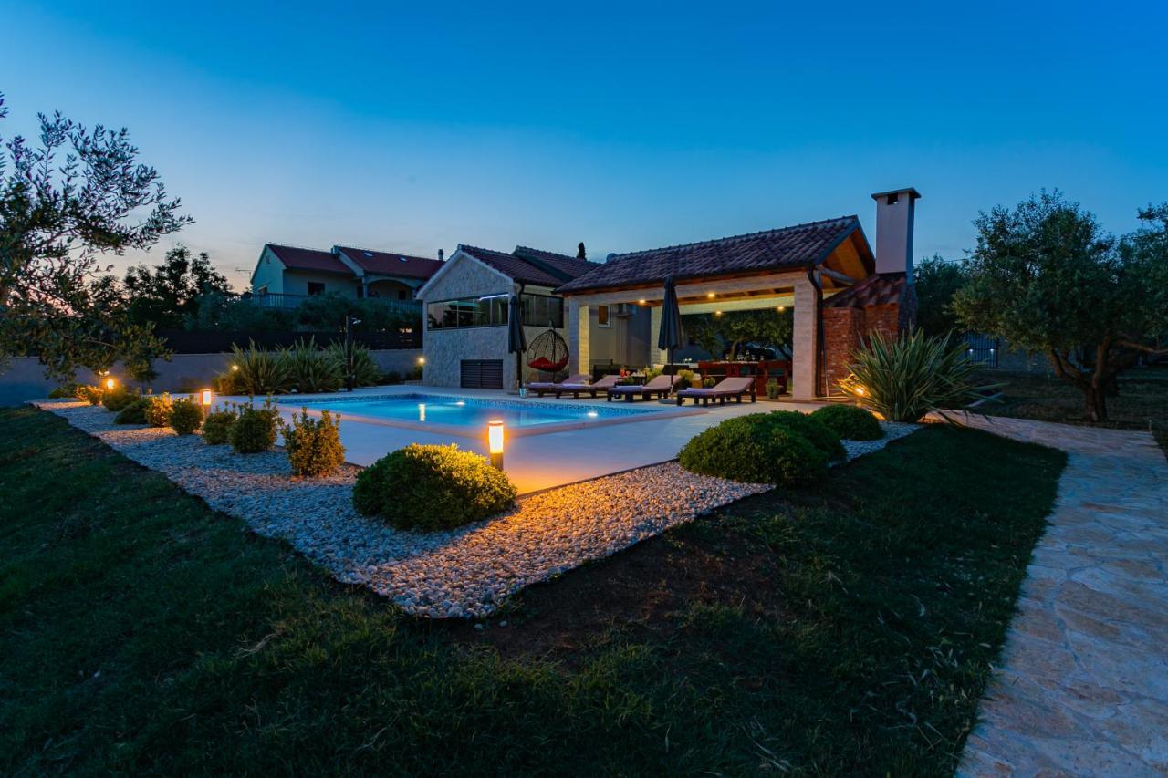 Villa Lorema-Pet Friendly On 5000 Sqm Garden,Pool, Jacuzzi, Billiard&Ps5 Sveti Filip i Jakov Exteriör bild