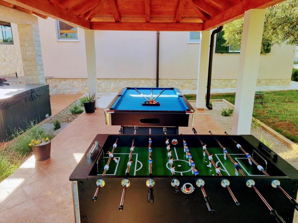 Villa Lorema-Pet Friendly On 5000 Sqm Garden,Pool, Jacuzzi, Billiard&Ps5 Sveti Filip i Jakov Exteriör bild