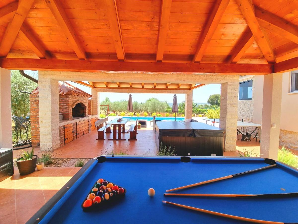 Villa Lorema-Pet Friendly On 5000 Sqm Garden,Pool, Jacuzzi, Billiard&Ps5 Sveti Filip i Jakov Exteriör bild