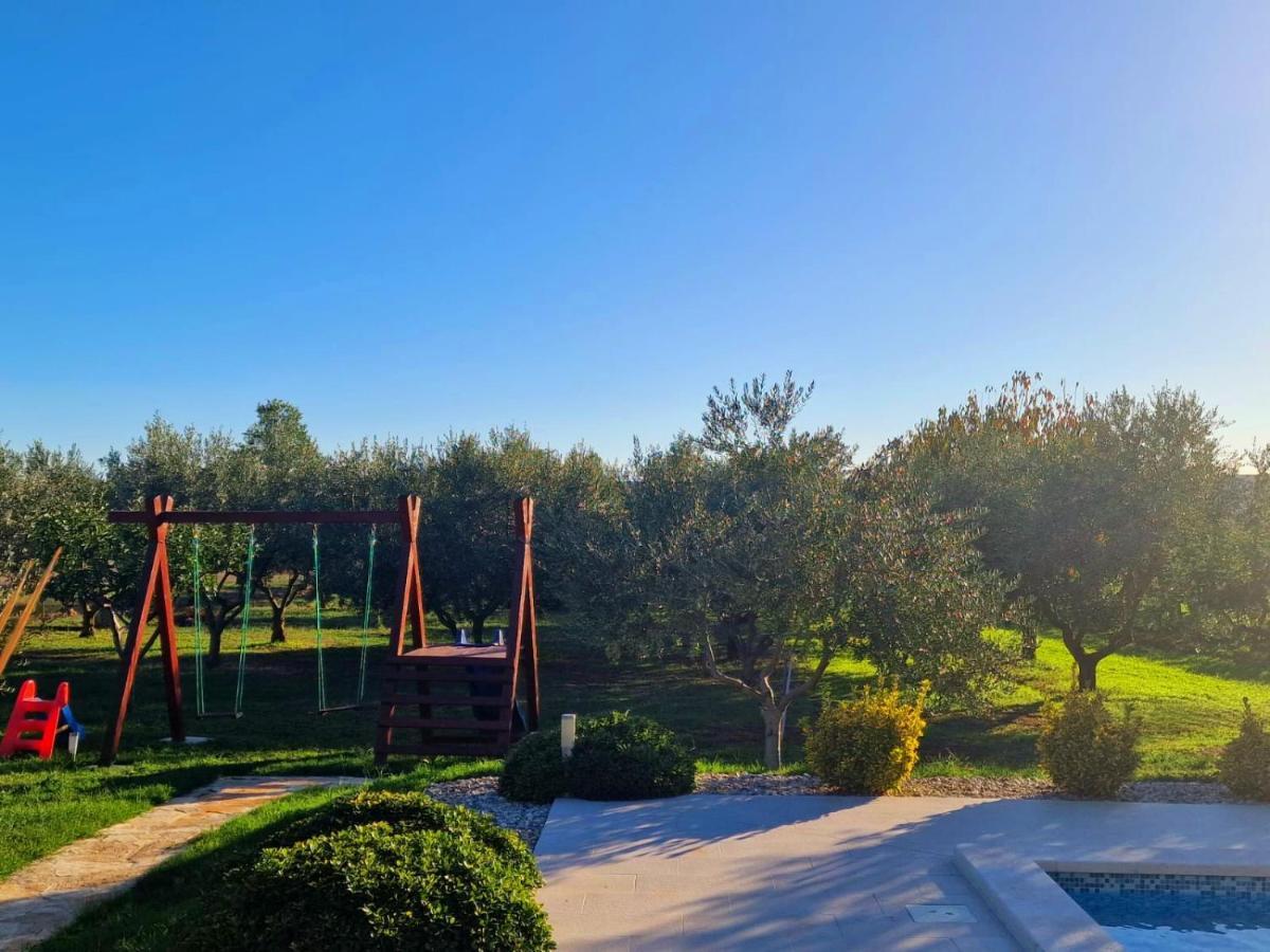 Villa Lorema-Pet Friendly On 5000 Sqm Garden,Pool, Jacuzzi, Billiard&Ps5 Sveti Filip i Jakov Exteriör bild